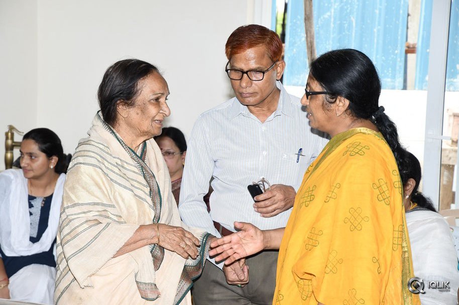 Celebs-Pay-Condolences-to-C-Narayana-Reddy